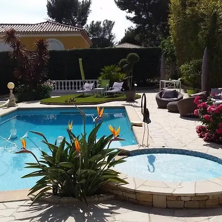 Dans De Charme, Piscine, Proche Apartment